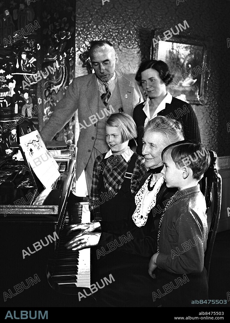 ARKIV 1943 . Alice Tegnér (1864-1943), tonsättare och musiklärare. Mest känd för sina barnvisor "Bä, bä vita lamm", "Mors lilla Olle" och "Ekorrn satt i granen!".. Här tillsammans med sonen Torsten Tegnér och dennes hustru Maria och barnbarnen,. Alice Tegnér, composer of songs for children, together with her son Torsten and daugther in law Anna and her grandchildren.. Foto: TT / Kod 1900.