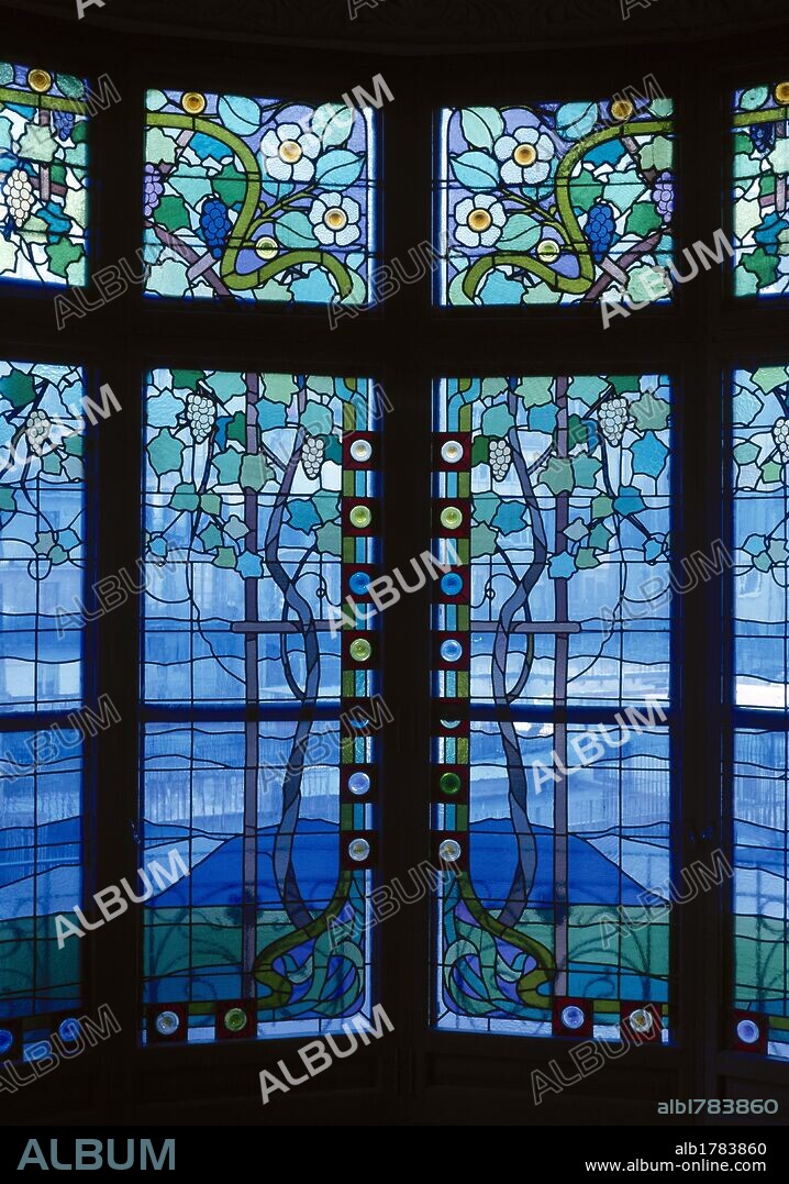 ARTE S. XIX. MODERNISMO RIGALT I BLANCH, Antoni (1850 ó 1861-1914). VIDRIERA de la rotonda interior del primer piso de la CASA LLEO MORERA (1902-1906). La construcción fué realizada por el taller Rigalt y Granell. La composición fué dibujada posiblemente por Josep Pey (1875-1956). BARCELONA. Cataluña.