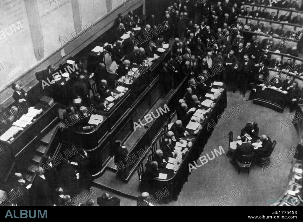 Antonio Salandra addressing to the Camber. Italian Prime Minister Antonio Salandra addressing to the Chamber to request full powers in order to allow Italy to take part to the war. Rome, 20th May 1915.