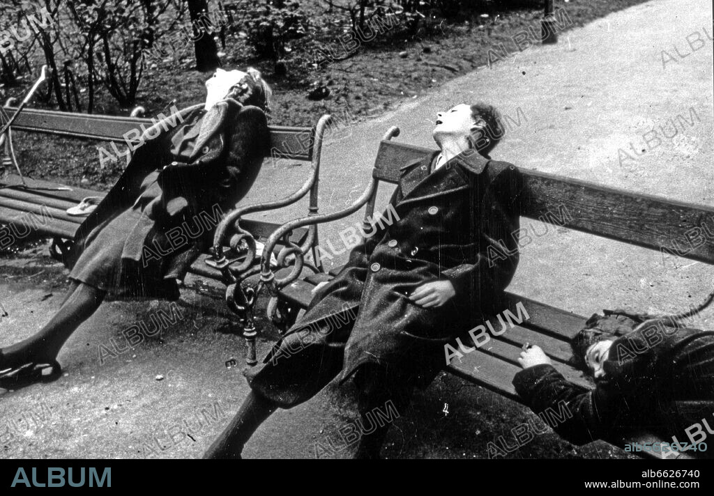 Dead bodies of civilians lie on park benches in Vienna in spring 1945. Eventually a Nazi had killed his family and himself before the arrival of the Red Army.

Photo:Yevgeny Khaldei. 14/04/1945
