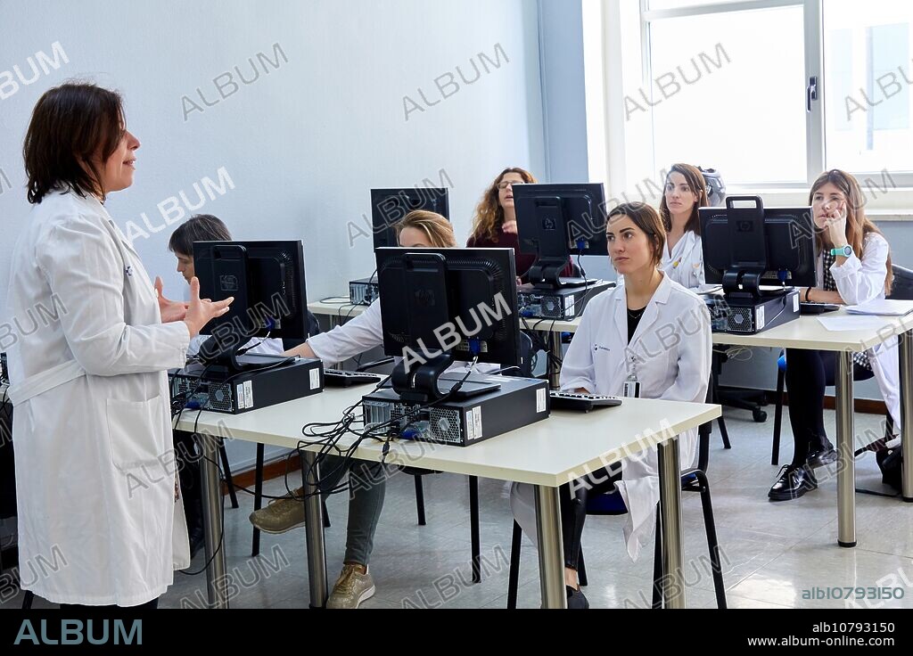 Training Course, Library, Hospital Donostia, San Sebastian, Gipuzkoa, Basque Country, Spain.