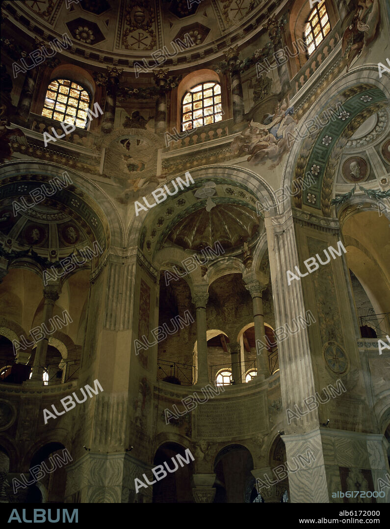 TRIFORIO DE LA BASILICA DE SAN APOLINAR NUOVO: PAREDES REVESTIDAS DE MOSAICOS - SIGLO VI.