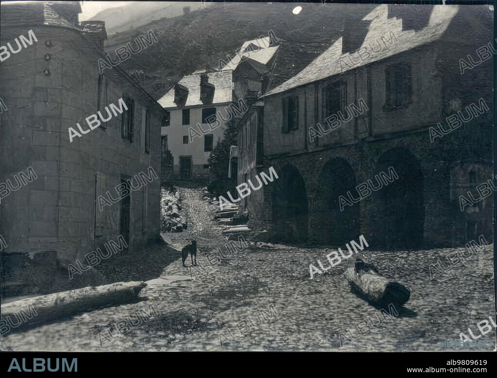 1930. Vista de una calle de Viella (Lérida).