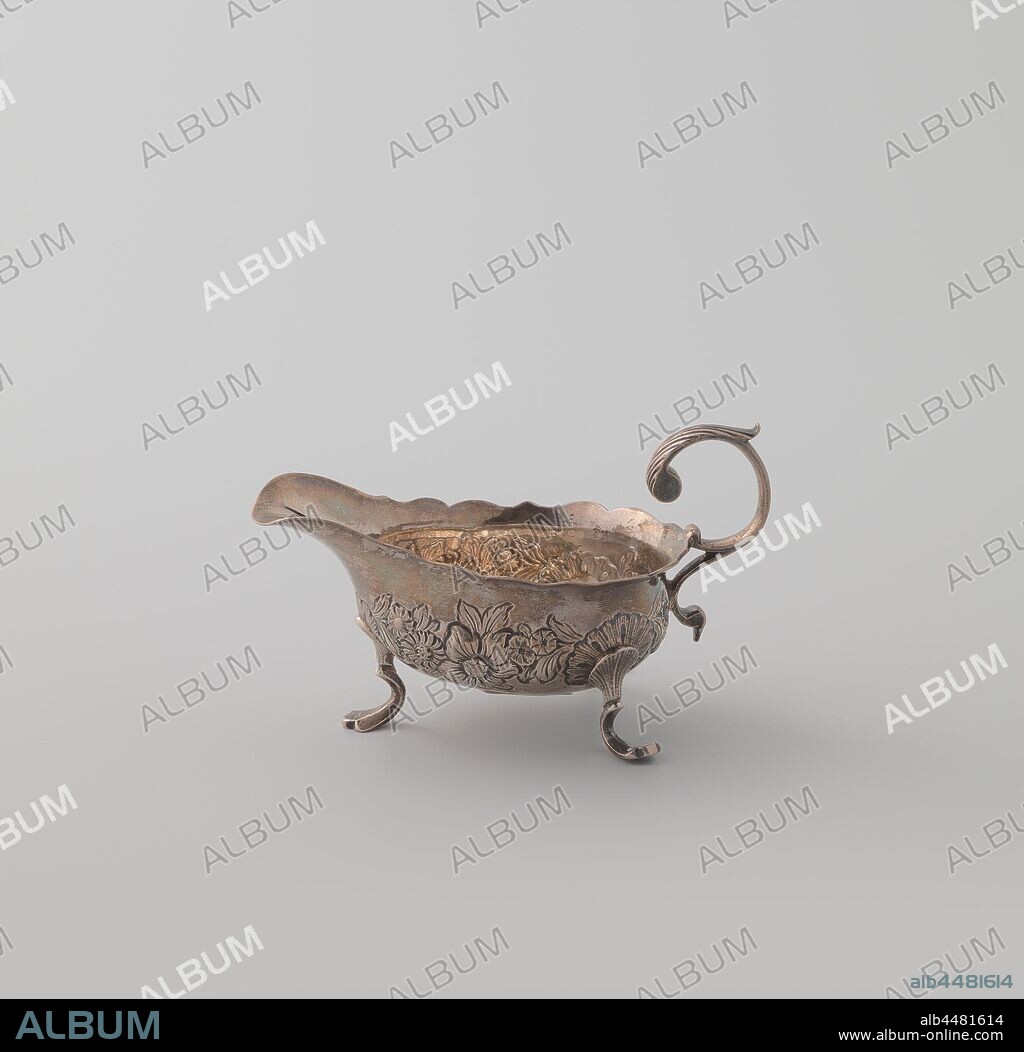 Cream jug of silver on three curved legs with fanning motif that is continued in the driven decoration on the wall. Wide spout and S-shaped curved ear, Oval cream jug of silver. The jug rests on 3 curved legs, each of which is crowned by a fluttering motif that continues in the driven decoration of the barrel. It has a wide spout and an S-shaped curved ear., Walter Brind, London, 1751, silver (metal), h 6.6 cm × l 11.5 cm × w 6.9 cm × w 77.0 gr.