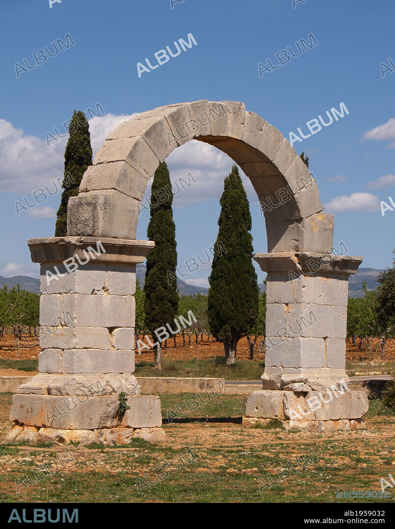 ARTE ROMANO. ESPAÑA. ARCO ROMANO. Construído en el siglo II d. C. y situado sobre la antigua Vía Augusta. Declarado Monumento histórico-artístico en 1931. CABANES. Provincia de Castellón. Comunidad Valenciana.