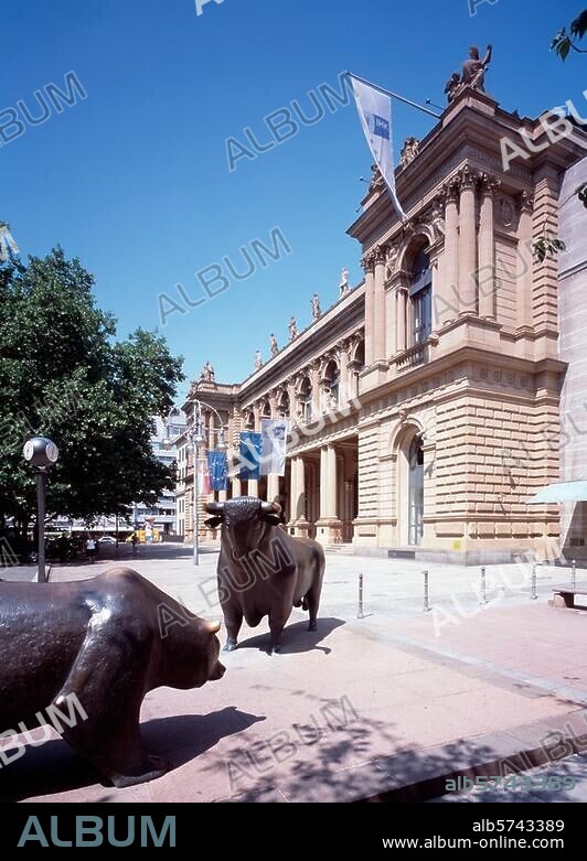 Frankfurt / Main, Börsenplatz / Börse mit Bulle und Bär Aufnahmeformat / Filmsize: 6 × 9 cm.