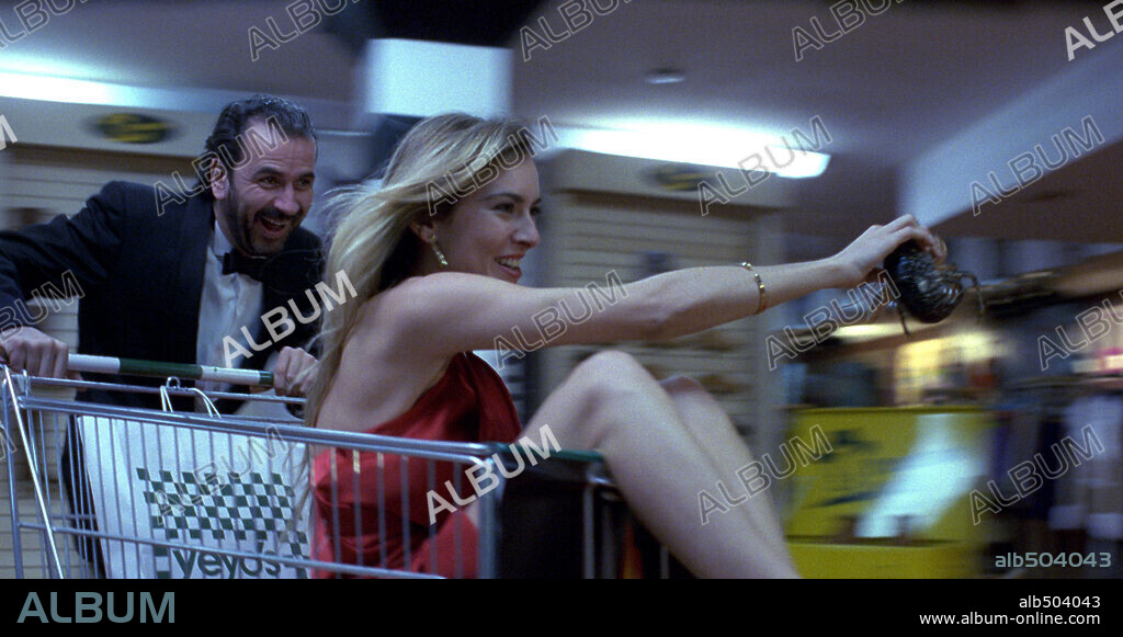 GUILLERMO TOLEDO y KIRA MIRO en CRIMEN FERPECTO, 2004, dirigida por ALEX DE LA IGLESIA. Copyright PANICO FILMS.