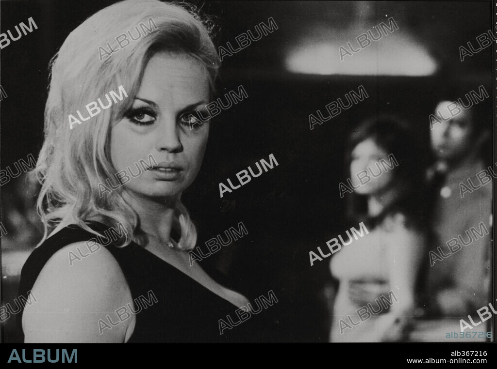 BRIGITTE MIRA en TODOS NOS LLAMAMOS ALÍ, 1974 (ANGST ESSEN SEELE AUF), dirigida por RAINER WERNER FASSBINDER. Copyright FILMVERLAG DER AUTOREN.