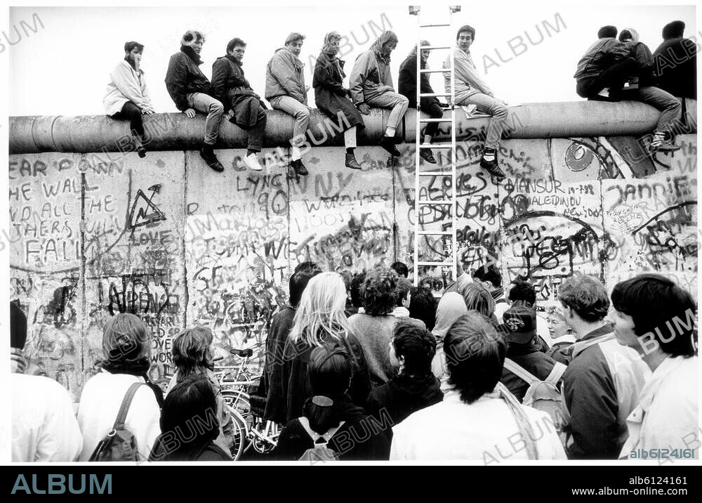 Berlin, 10./11. November 1989: Nach Öffnung der DDR-Grenzen zum Westen (9.11.1989).-Berliner aus beiden Teilen der Stadt besetzen die Mauer am Potsdamer Platz.-Foto.