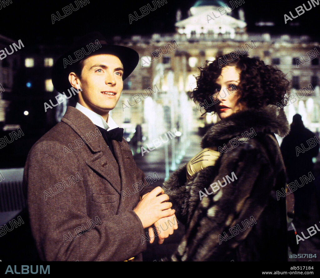 EMILY MORTIMER and STEPHEN CAMPBELL MOORE in BRIGHT YOUNG THINGS, 2003, directed by STEPHEN FRY. Copyright REVOLUTION FILMS.
