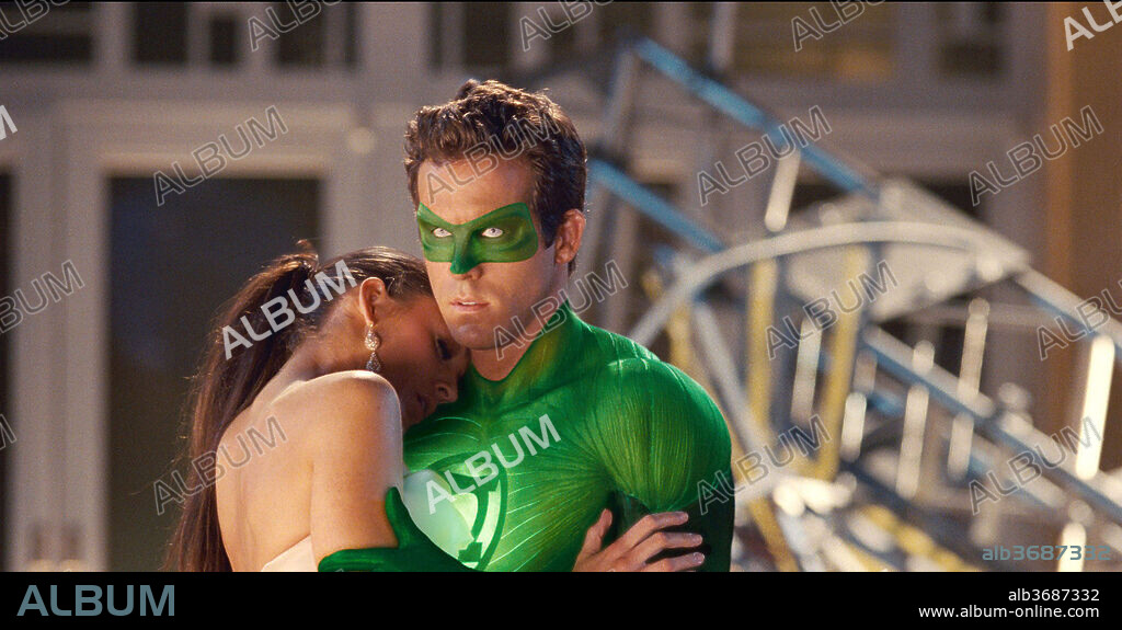 BLAKE LIVELY y RYAN REYNOLDS en GREEN LANTERN-LINTERNA VERDE, 2011 (GREEN LANTERN), dirigida por MARTIN CAMPBELL. Copyright WARNER BROS. PICTURES.