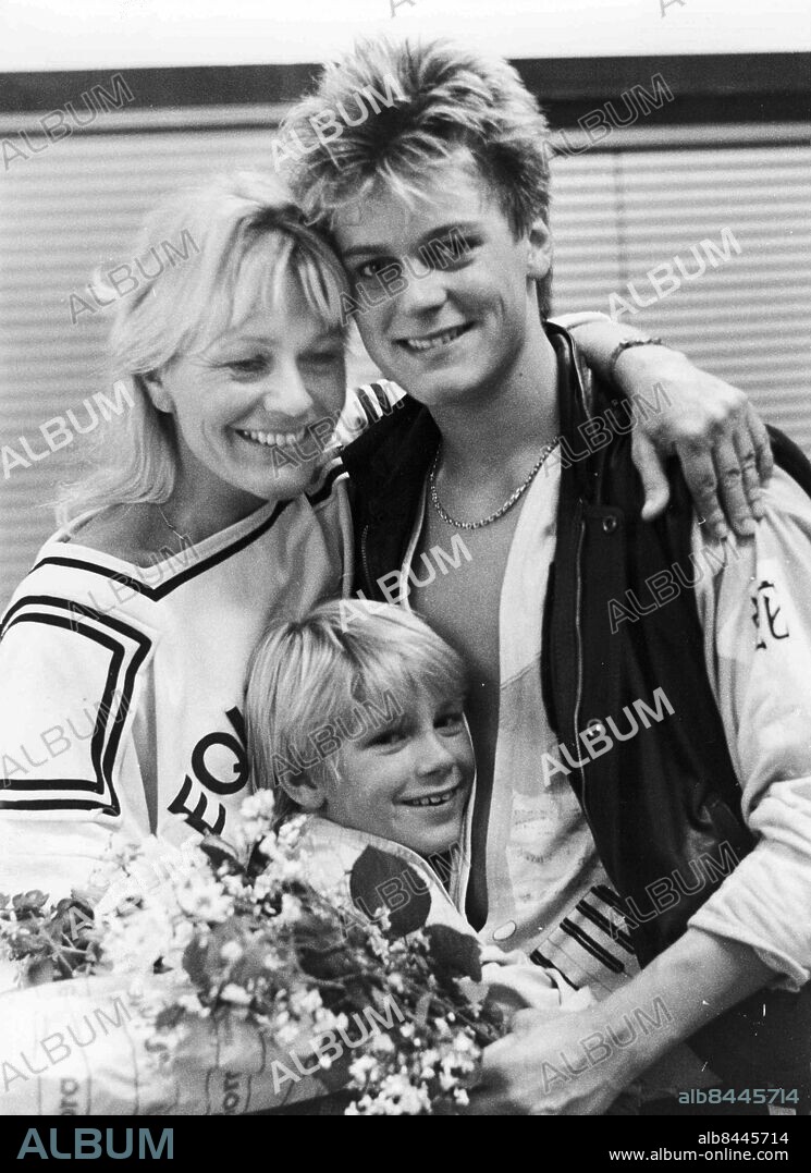 GÖTEBORG 1985-07-20.. Niclas Wahlgren - musiker, sångare, artist, här tillsammans med mamma Christina Schollin och lillebror Linus. *** Local Caption *** GP Foto: Kent Eriksson / Kamerareportage / TT / Kod: 2524.