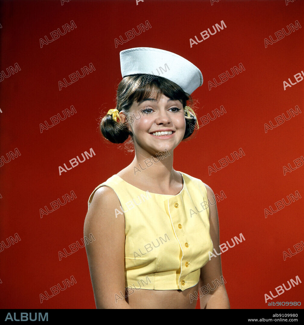 SALLY FIELD in GIDGET, 1965, directed by HAL COOPER and WILLIAM ASHER. Copyright Screen Gems Television.