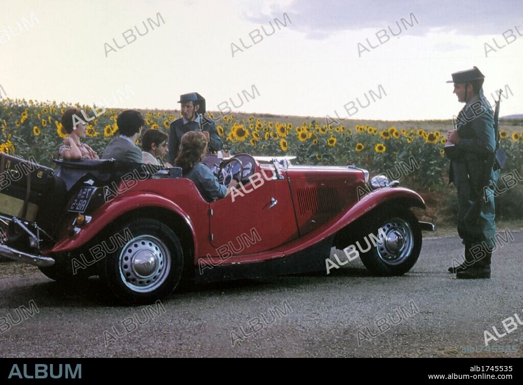 ALLISON SMITH, ERNESTO ALTERIO, HEDY BURRESS y JORDI MOLLA en LOS AÑOS BARBAROS, 1998, dirigida por FERNANDO COLOMO. Copyright SOGETEL.