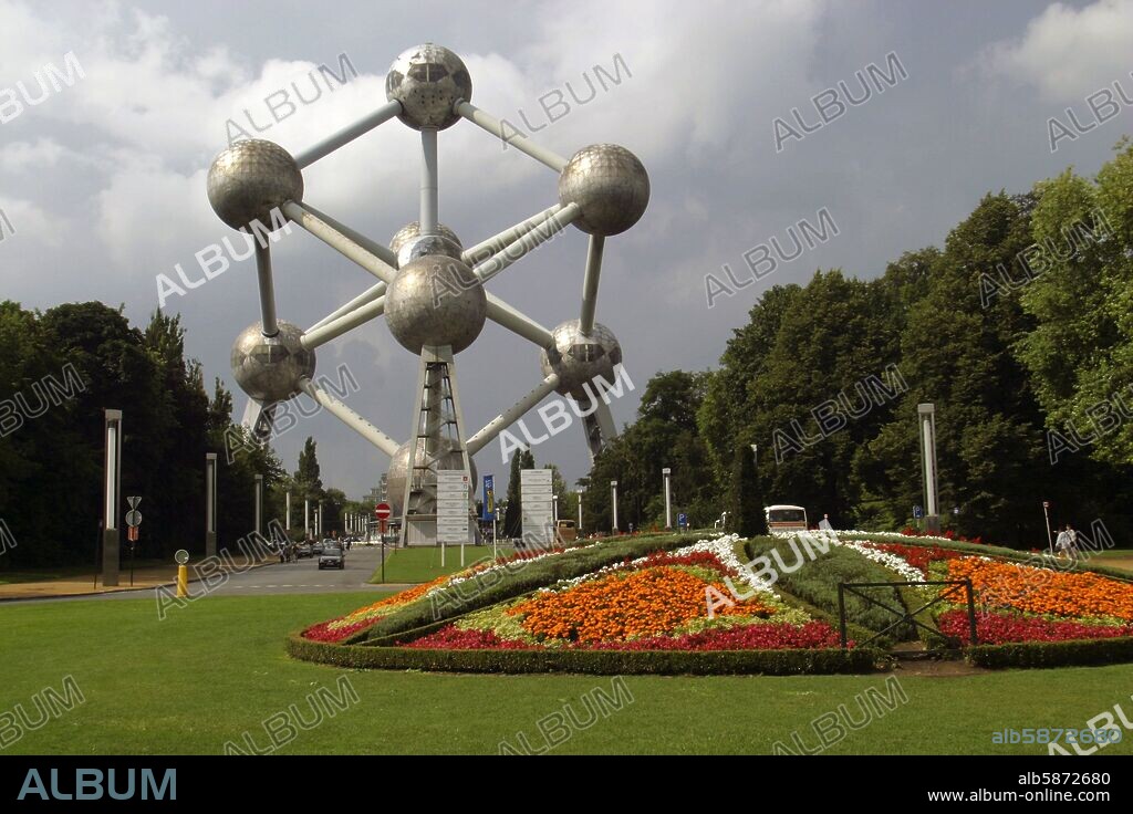 Brusela / Bélgica; "Atomium": edificacion emblemática de "Exposición Universal"; jardines.