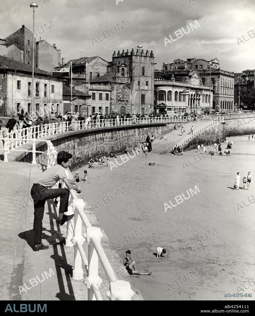 España. Asturias. Gijón, Playa de San Lorenzo y Avda. de la Victoria. Años 1950.