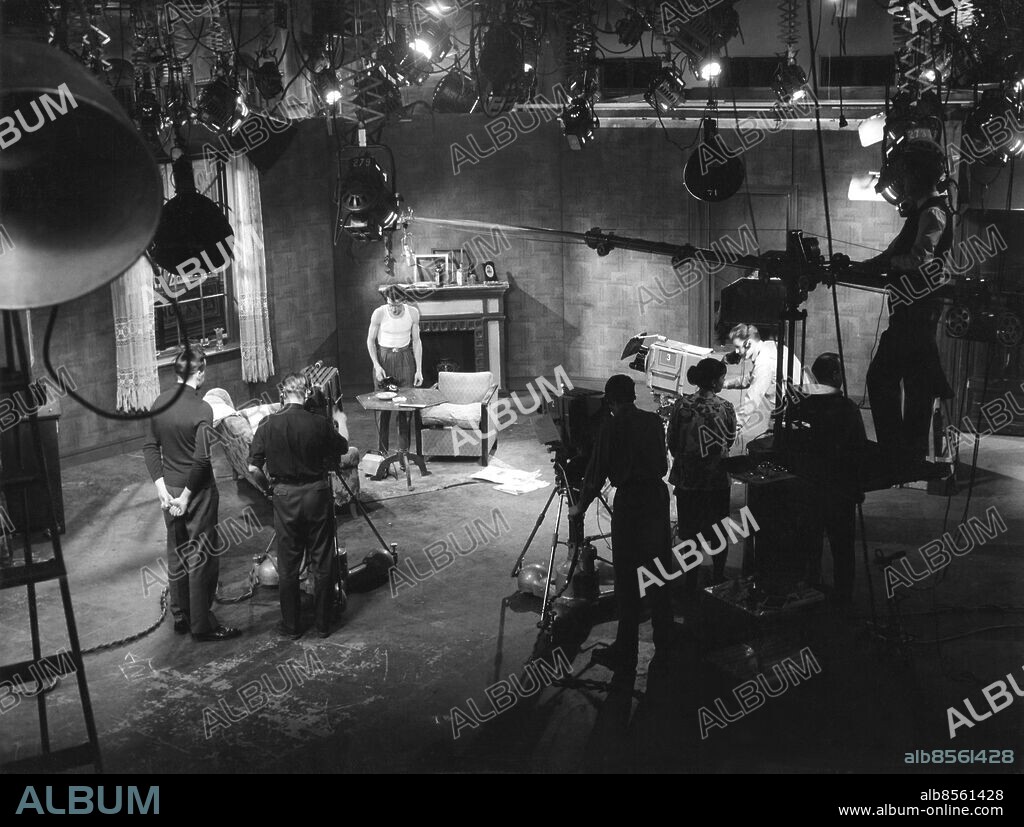 1960.. Not. TV-teater 15/1 -60 Kapplöpningen Tor Isedal Anm. TV-pjäs av Ken Hughes i regi av Hans Abramson Sänt första gången 1960-01-15 Filmkameror Ljussättning Publ i Dramat i tv-soffan s.67 persons: TOR ISEDAL sites: SVERIGE.