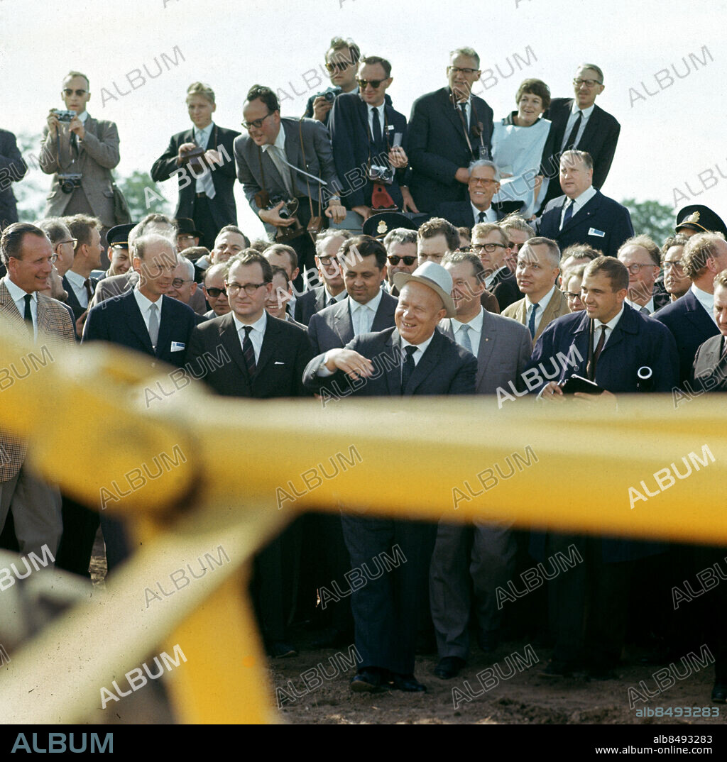ARKIV 1964-06-25. Sovjetunionens regeringschef Nikita Chrusjtjov på Hagbyberga gård i Södermanland där sovjetledaren studerar svenskt lantbruk, i samband Chrusjtjovs officiella besök i Sverige 25:e juni 1964. Till vänster godsherren Bengt Weijber.. Foto: Jan Collsiöö / SCANPIX / Kod: 1001.