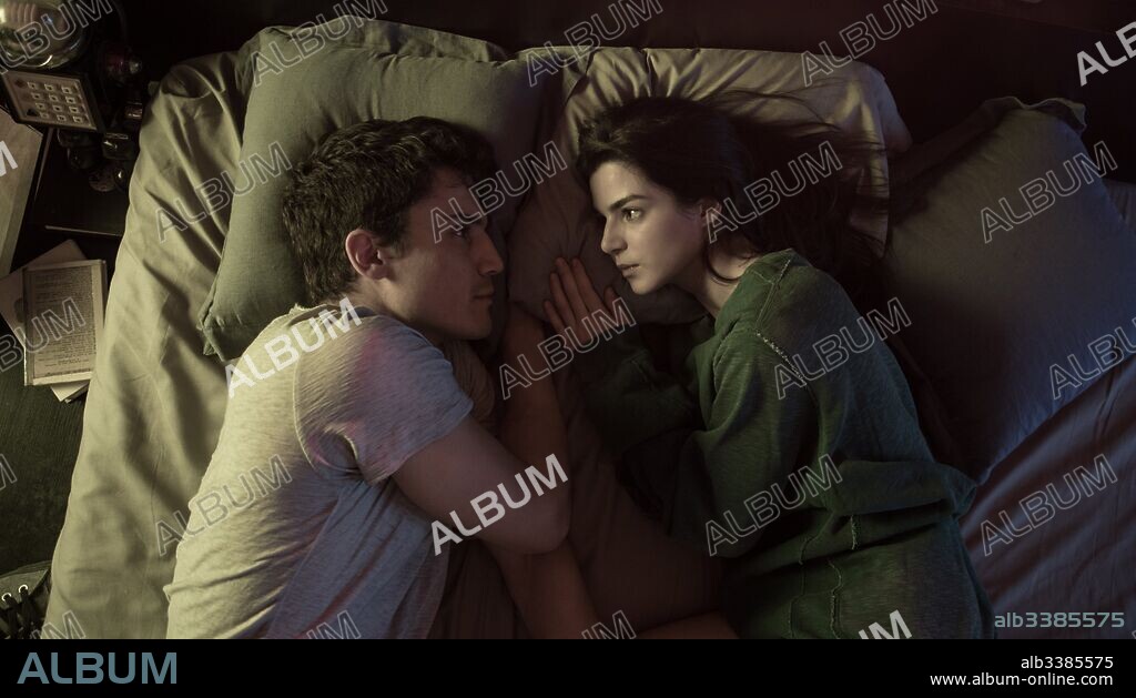 ALEX GONZALEZ y CLARA LAGO en ORBITA 9, 2017, dirigida por HATEM KHRAICHE RUIZ-ZORRILLA. Copyright CACTUS FLOWER/DYNAMO/MONO FILMS/TELEFONICA STUDIOS.