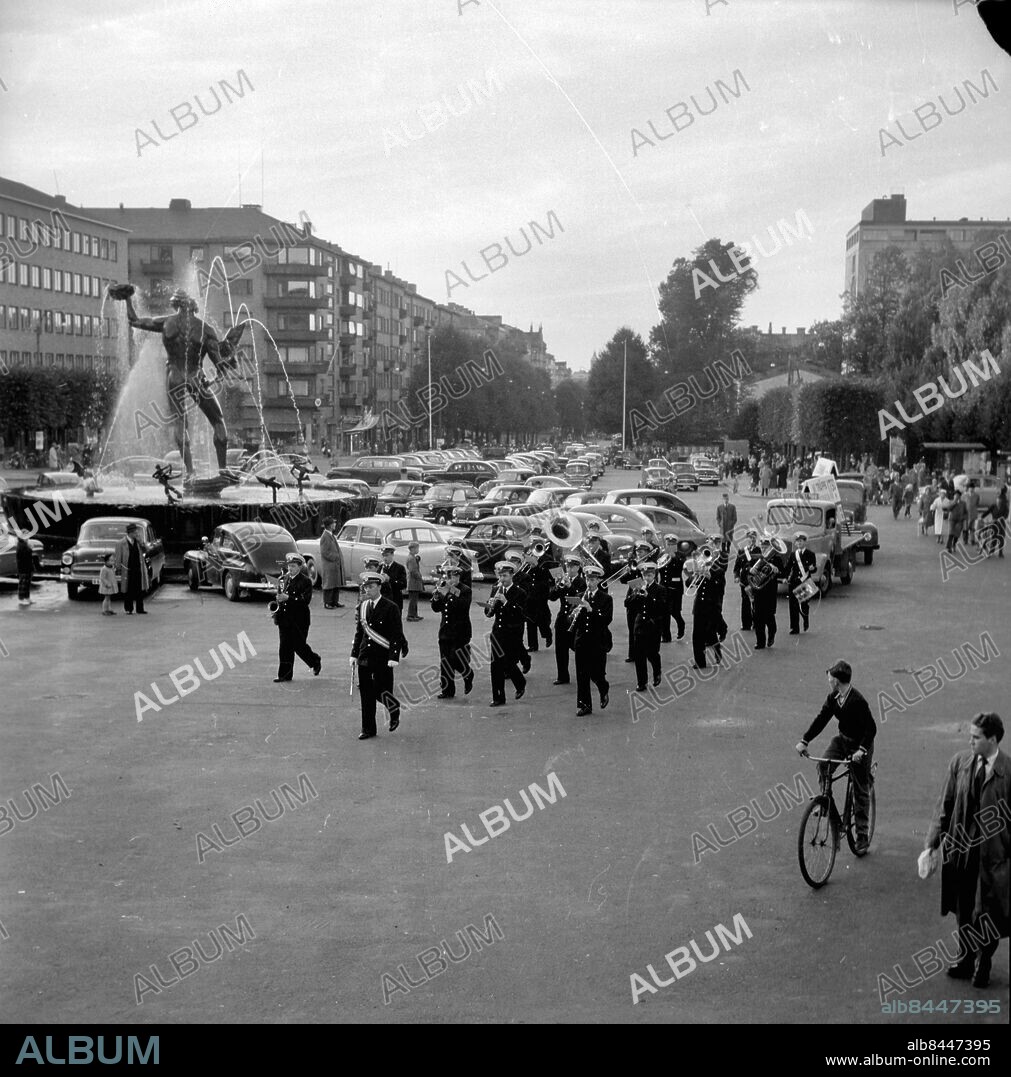 Göteborg oktober 1957 - Dags för ATP-valet - Folkpartiet ordnar offentligt möte på Götaplatsen - här kommer Spårvägens musikår - *** Local Caption *** GT. KAMERAREPORTAGE.