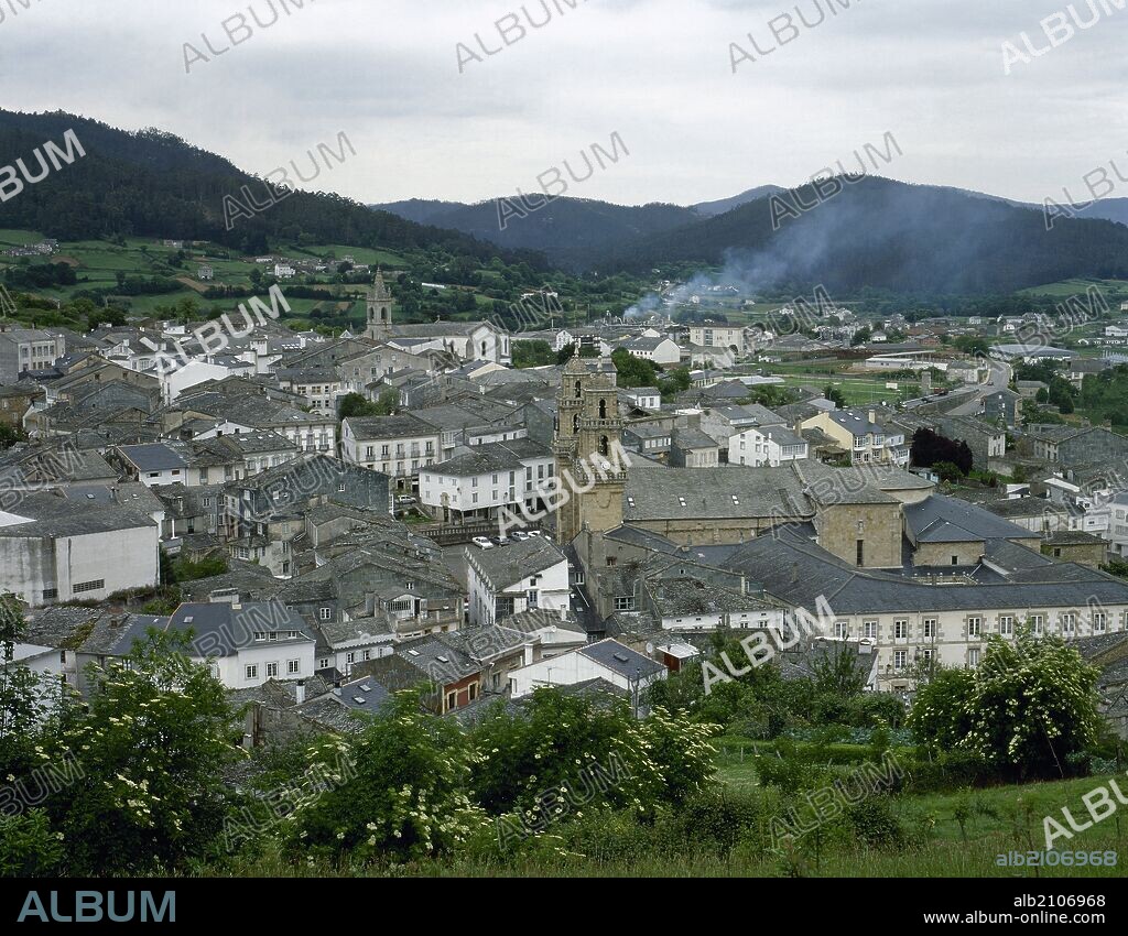 GALICIA. MONDOÑEDO. Panorámica de la población en la que destaca la CATEDRAL, iniciada en el año 1219 por el obispo don Martín. Comarca de A Mariña Central. Provincia de Lugo. España.