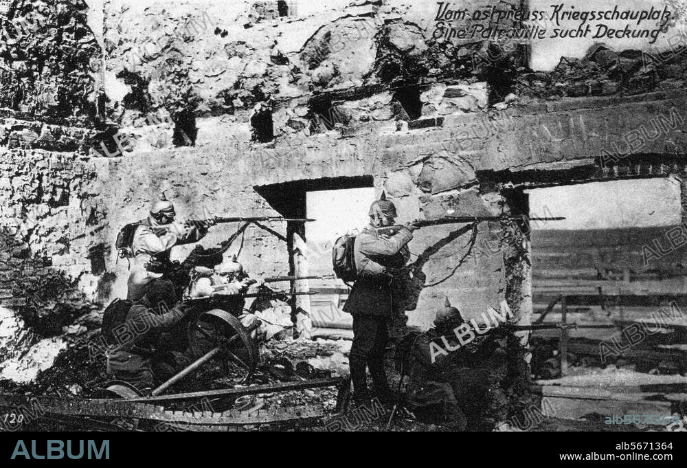 1. Weltkrieg / Kämpfe in Ostpreußen August / September 1914: Vormarsch der russischen Armee und Rückzug nach der Schlacht an den Masurischen Seen, 6.-15. September 1914. Stellung einer deutschen Patrouille in der Ruine eines Hauses, während eines Gefechts. Foto, 1914 (Wohlfahrtspostkarte). Berlin, Sammlung Archiv für Kunst und Geschichte.