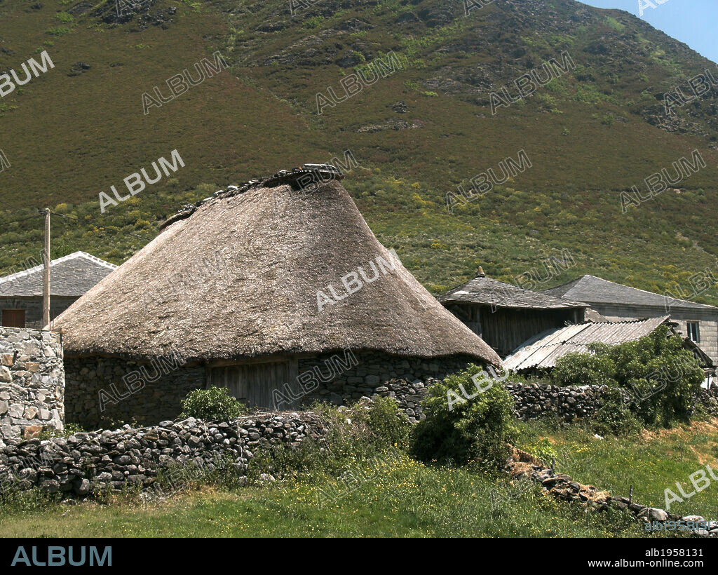 PALLOZA en la aldea de BALOUTA, situada en la SIERRA DE LOS ANCARES, frontera natural entre las provincias de León y Lugo. Probablemente es la única localidad que aún conserva las pallozas habitadas. Provincia de León. Castilla-León. España.