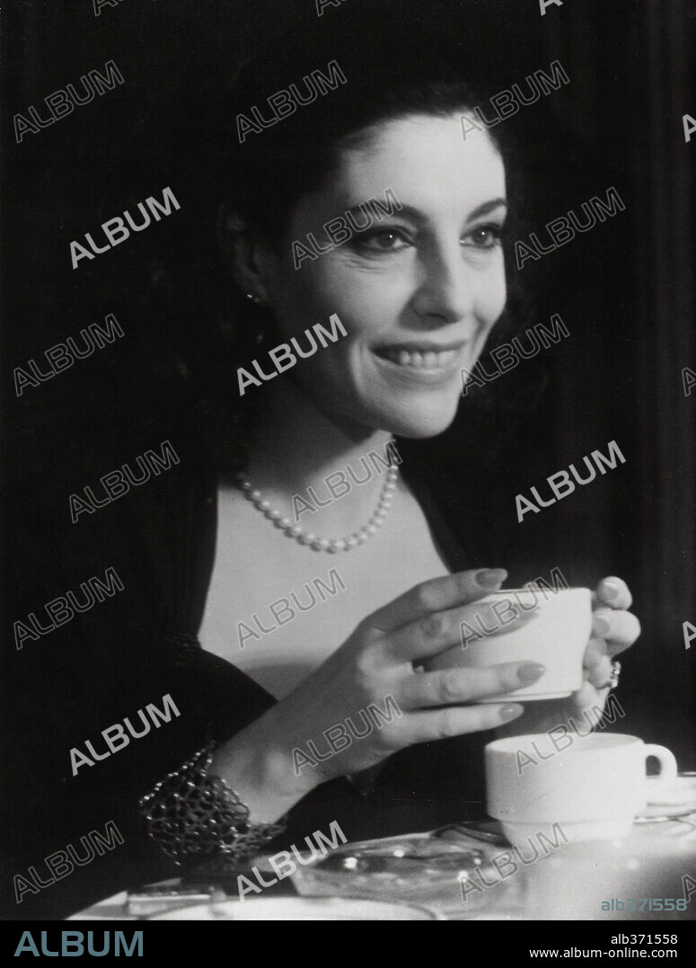 CHARO LOPEZ en LA COLMENA, 1982, dirigida por MARIO CAMUS. Copyright AGATA FILMS.