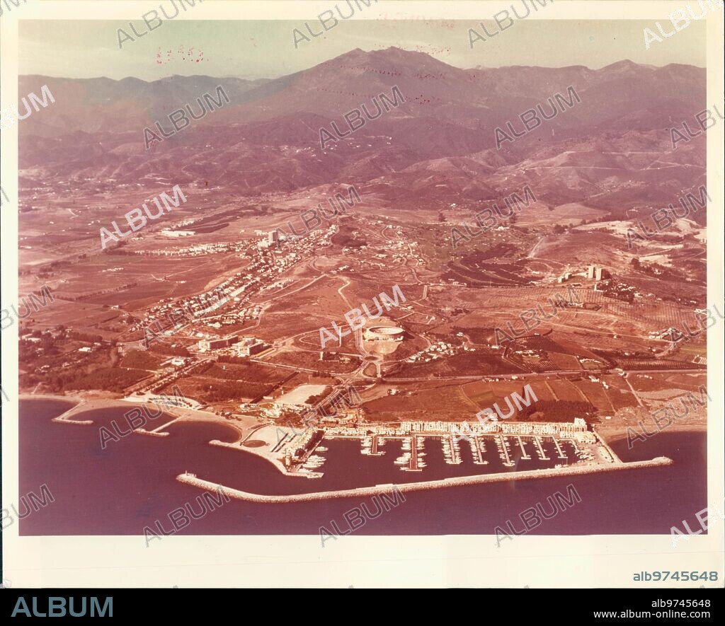 Puerto Banús (Marbella), (1976 CA.). Aerial view of the area known as Nueva Andalucía, near the Marbella marina, with the Mediterranean Sea in front and the Ronda mountain range in the background.