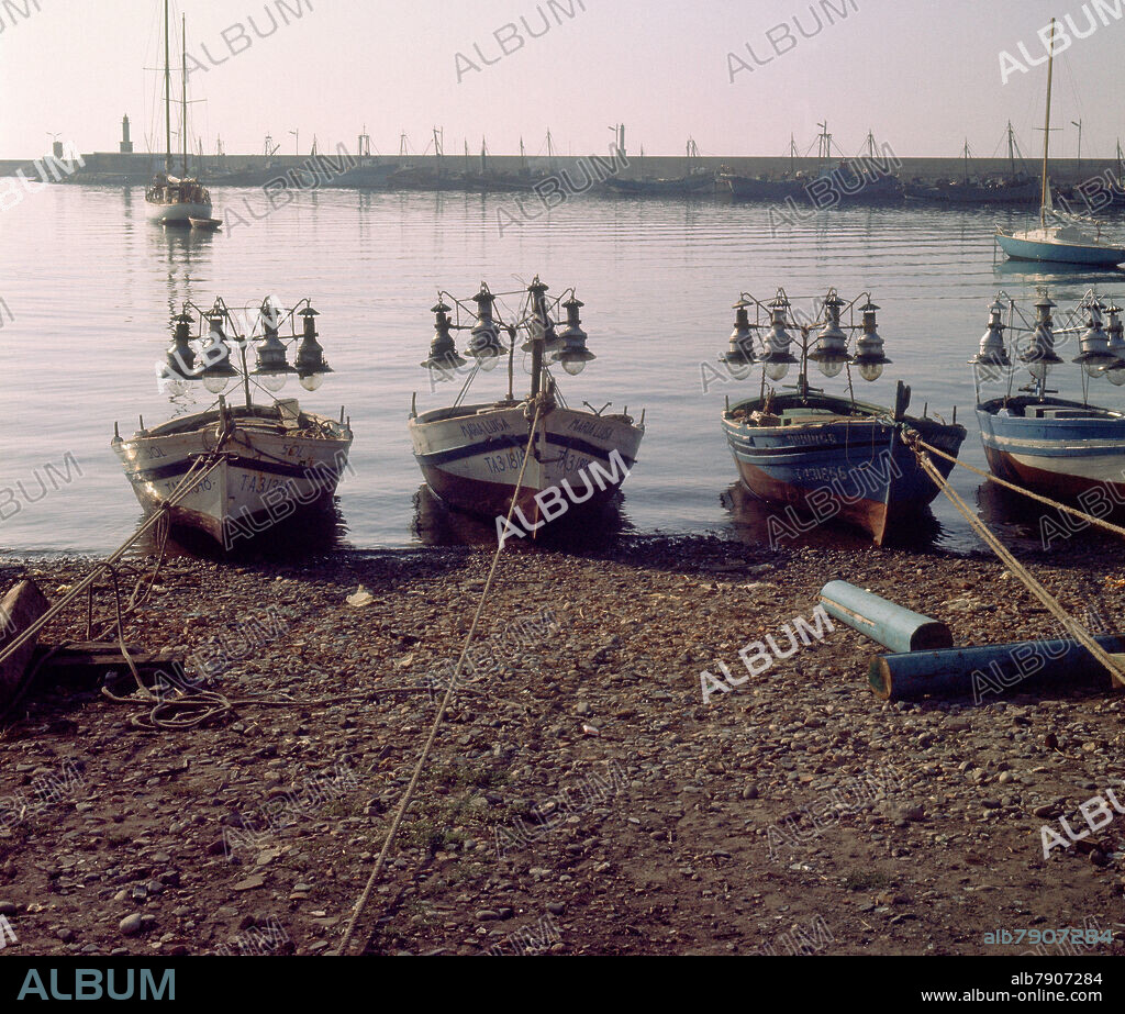 BARCOS PESQUEROS CON GRANDES FOCOS PARA PESCA NOCTURNA - FOTO AÑOS 60.
