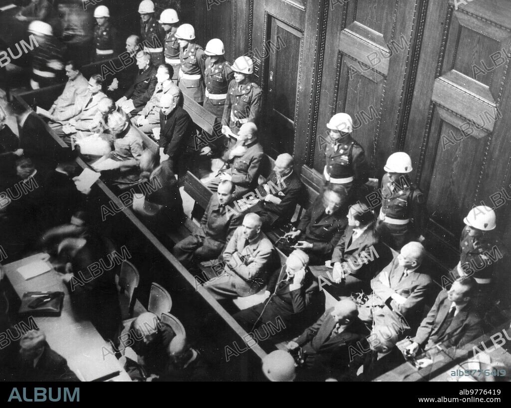 Octubre 1946. Anuncio de la condena de 12 Lideres Nazis en el juicio de Nuremberg, de Izq. A Dcha.En primera fila del banquillo de Acusados: Goering, Hess, Von Ribbentrop, Keitel, Kaltembrunner, Rosenberg, Franck Frick, Streicher, Funck y Schacht. En segunda Fila: Doenitz, Raeder Von Schirach, Sauckel, Jodl, Von Papen, Sayss Inquart, Speer, Von Neurath y Fritzsche.