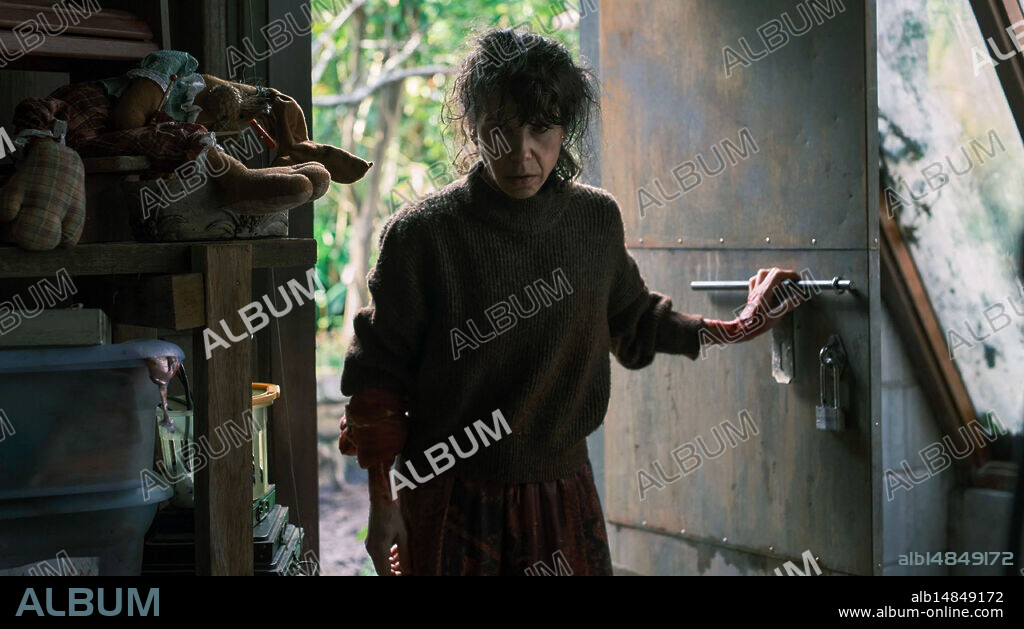 SALLY HAWKINS en DEVUELVEMELA, 2025 (BRING HER BACK), dirigida por DANNY PHILIPPOU y MICHAEL PHILIPPOU. Copyright A24 / Causeway Films.