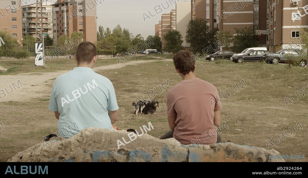 ANTONIO BACHILLER y MIGUEL HERRAN en A CAMBIO DE NADA, 2015, dirigida por DANIEL GUZMAN. Copyright EL NIÑO PRODUCCIONES/LA COMPETENCIA/LA MIRADA OBLICUA/TELEFO.