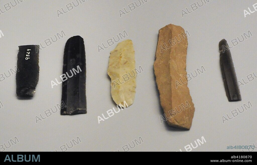 América. Conjunto de cuchillos sobre lámina. Piedra tallada y extracción a presión. Tradición Paleoindia. Museo de América. Madrid. España.