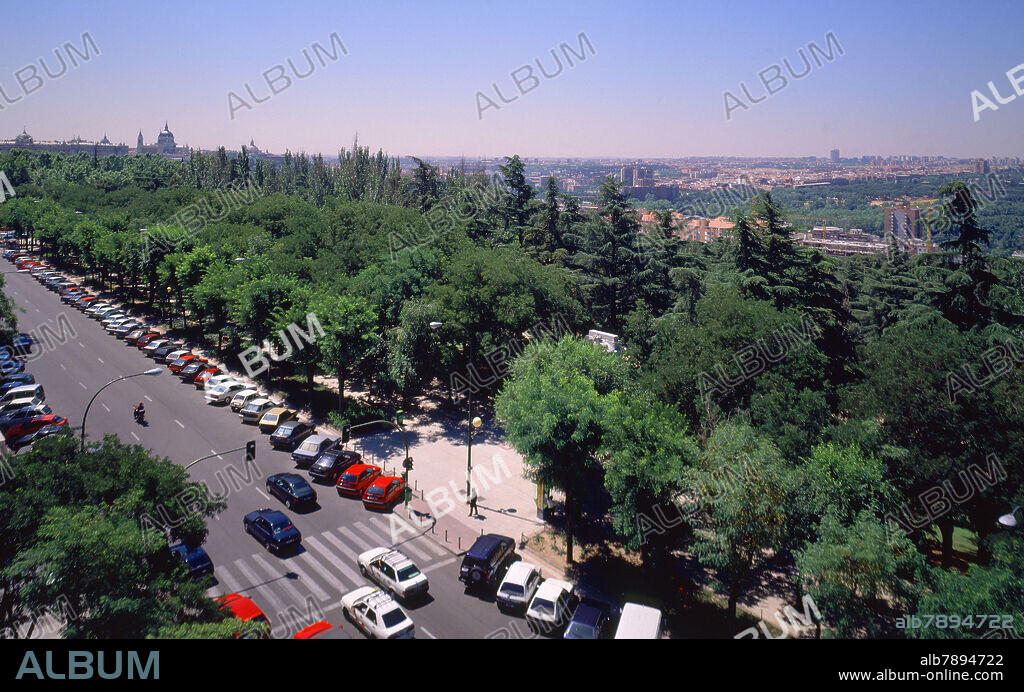 VISTA PANORAMICA DESDE ROSALES-CASA DE CAMPO,CATEDRAL ALMUDENA Y PALACIO REAL AL FONDO - FOTO AÑOS 90.
