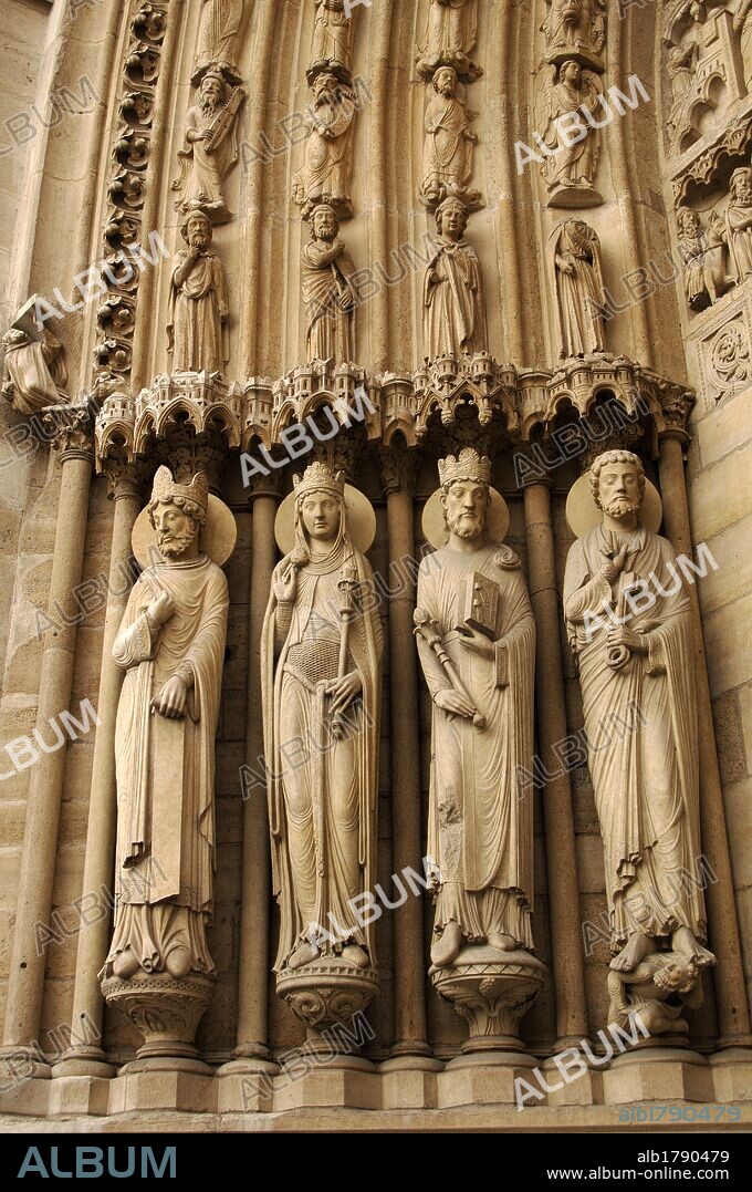 ARTE GOTICO. FRANCIA. Detalle de las ESCULTURAS que decoran las arquivoltas del la PUERTA DE SANTA ANA. Fachada de la CATEDRAL DE NOTRE DAME (1163-1250), construida en estilo gótico por orden del obispo Eudes de Sully. Consta de tres cuerpos superpuestos, con tres grandes pórticos en su zona inferior. PARIS.