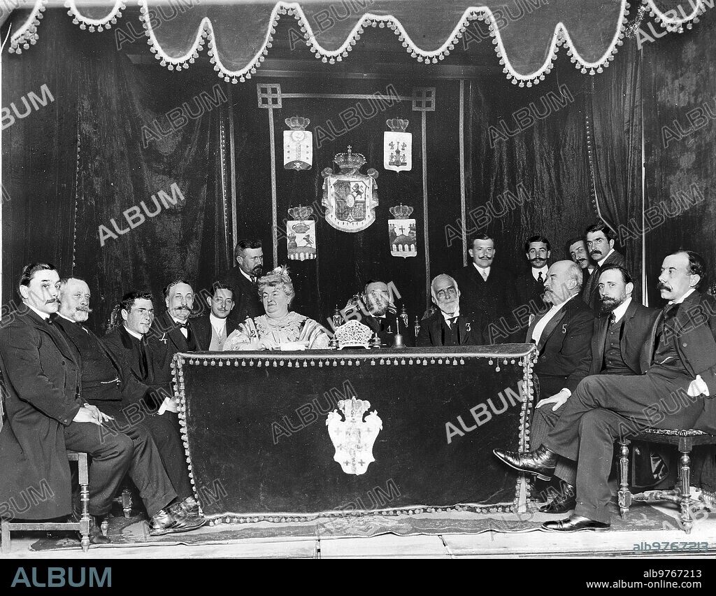 March 15, 1908. Madrid. Presidential Table of the Evening Held in the Galician center in tribute to Doña Concepción Arenal. 1.-the Minister of Grace and Justice, Mr. Marqués de Figueroa; 2.- Mrs. Emilia Pardo Bazán; 3.- Mr. Gumersindo de Azcárate; 4.- Mr. Eduardo Vicente; 5.- Mr. Rafael Salillas.