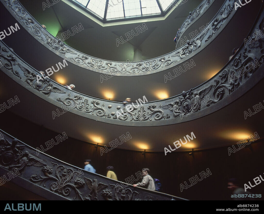 GIUSEPPE MOMO (1875-1940). ESCALERA-RAMPA HELICOIDAL(1932)BALAUSTRADA DE ANTONIO MARAINI.