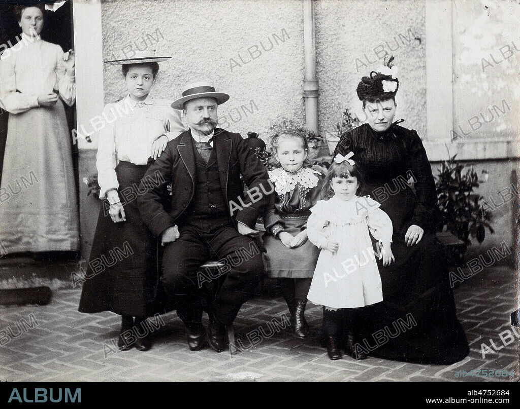 Portrait de groupe familial : les parents et trois fillettes. au dos Famille Werbel, 1903. le Bon pere de famille entoure de ses enfants et sa femme. Photo anonyme, photo de famille, vers 1900, debut 20eme siecle. Credit Collection KHARBINE TAPABOR.