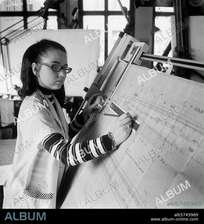 Handwerk und Gewerbe:. Technischer Zeichner. Technische Zeichnerin bei der Arbeit am Zeichenbrett (Roßwein / DDR). Foto, 1972.