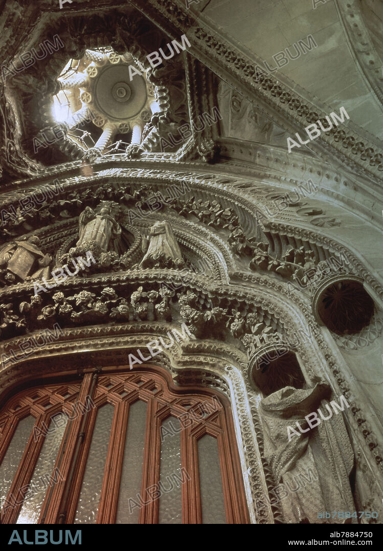 ANTONI GAUDÍ. PUERTA DE LA VIRGEN DEL ROSARIO DE LA SAGRADA FAMILIA.