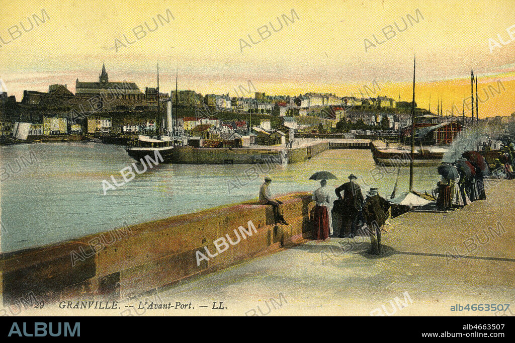 'Granville. L'avant-port'. Photographie anonyme pour une carte postale, vers 1907. Credit : Jean Vigne/KHARBINE-TAPABOR.