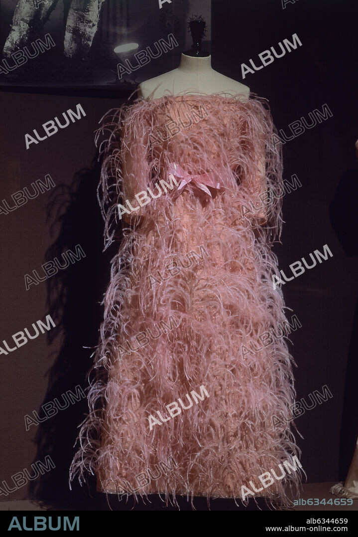 CRISTÓBAL BALENCIAGA. VESTIDO DE TARDE-1965-PLUMAS ROSAS- CAT 162.