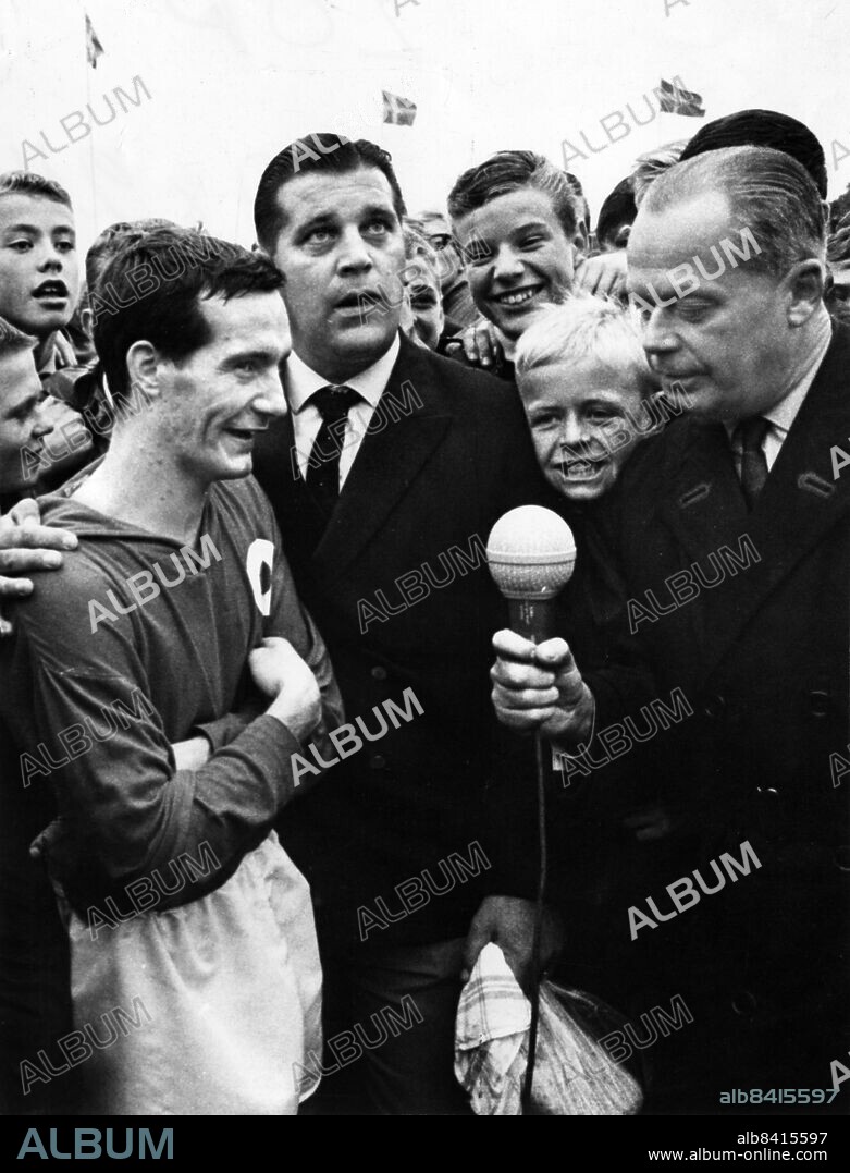 ARKIV DEGERFORS 1963-09-01. Degerfors IF:s Tord Grip (t. v.) med tränaren Gunnar Nordahl (mitten) intervjuas av Rudolf Putte Kock (t. h.) efter 1-0 segern mot IFK Norrköping i fotbollsallsvenskan inför 21 065 åskådare på Stora Valla i Degerfors 1:a september 1963.. Foto: Folke Hellberg / DN / TT / Kod: 23. **SvD OUT**.