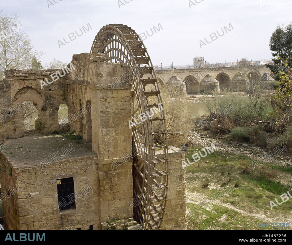 MOLINO DE ALBOLAFIA. Molino de origen árabe, con rueda hidráulica, situado junto al margen del RIO GUADALQUIVIR. Al fondo, el puente romano de la ciudad. CORDOBA. Andalucía. España.