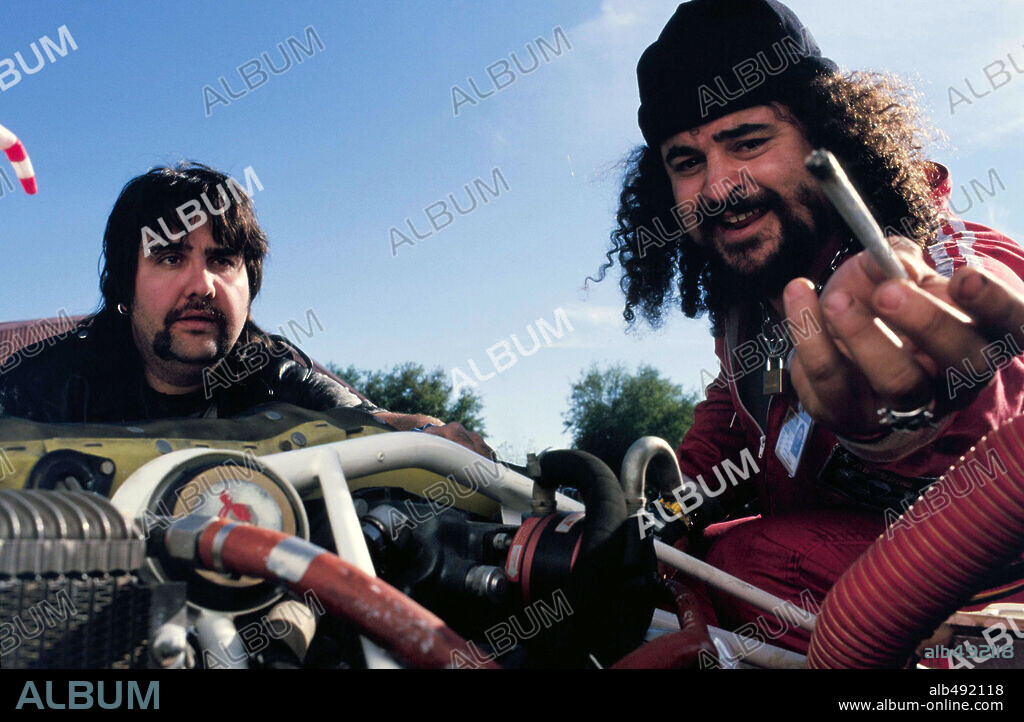EL SEVILLA and FLORENTINO FERNANDEZ in ISI / DISI: AMOR A LO BESTIA, 2004, directed by CHEMA DE LA PEÑA. Copyright LOLAFILMS/MTV FILMS EUROPE/INTUITION FILMS.