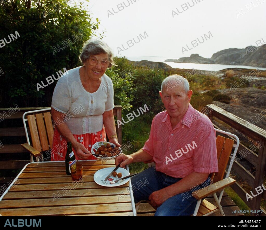 Grundsund sent 1980-tal. Boxaren Ingemar Johanssons mamma Ebba bjuder maken Jens på sina berömda köttbullar.. Foto: Bror Augustsson *** Local Caption *** . BROR AUGUSTSSON.