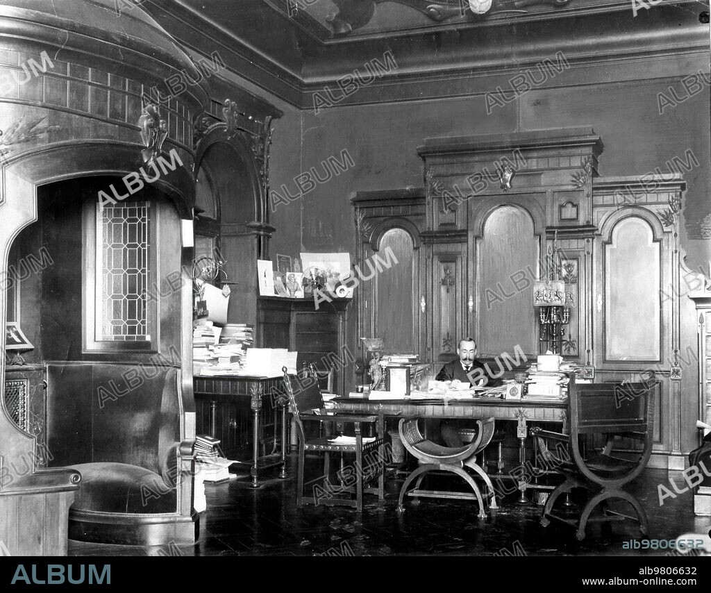 1905. Don Torcuato Luca de Tena, fundador de ABC y Blanco y Negro, en su despacho.