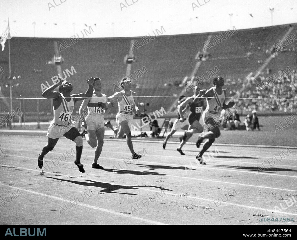 USA LOS ANGELES 1932-08-01.. Eddie Tolan, USA, vinner 100 meters-finalen vid de olympiska sommarspelen 1932 på världsrekordtiden 10,3 sek. Här ses från vänster Eddie Tolan (USA), segrare, Arthur Jonath (Tyskland), trea, George Simpson (USA), fyra och Ralph Metcalfe (USA), tvåa. Foto: ACME Newspictures / AB Text & Bilder / SVT / Kod: 5600. Engelsk originalbildtext.. Mapp: Löpning 100 m. (herrar) I 257d. Vinnare Segrare.