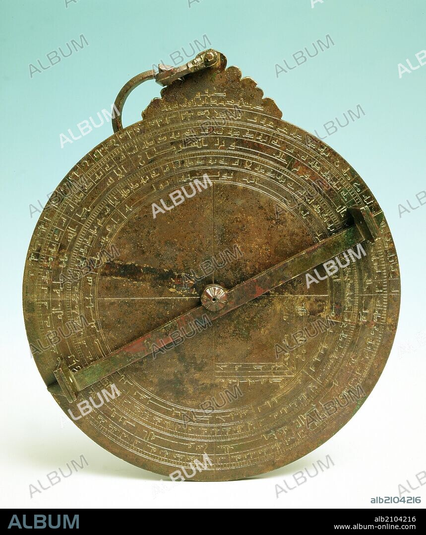 GRANADA ASTROLABE. INV. MAG 12115. DIAMETER 18, 5 CM. MUSLIM. (EXHIBITION: SPANISH ISLAMIC ART) (LOCATION: ARCHAEOLOGICAL MUSEUM OF GRANADA).